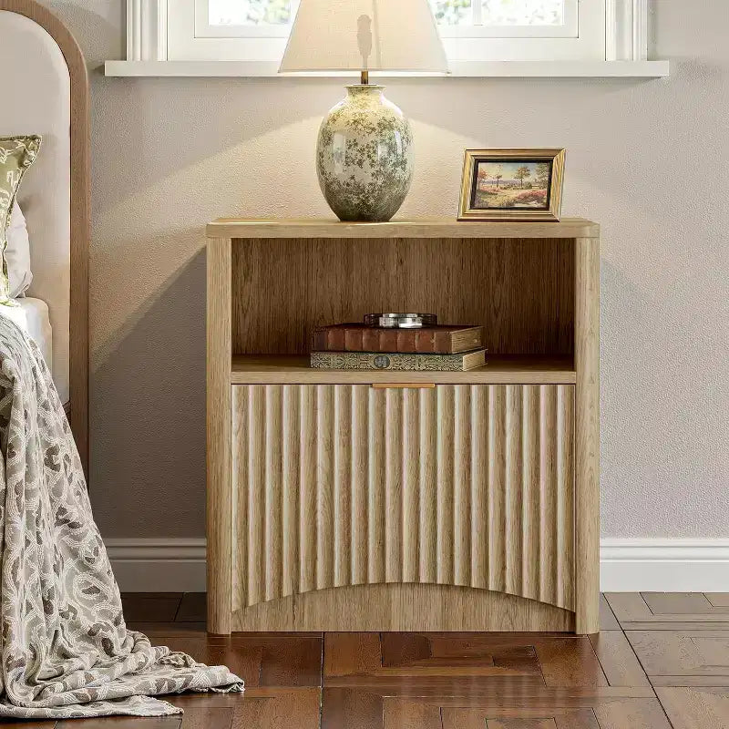 Comodino scanalato in rovere naturale con cassetto e ripiano aperto, 1 pezzo / 2 pezzi