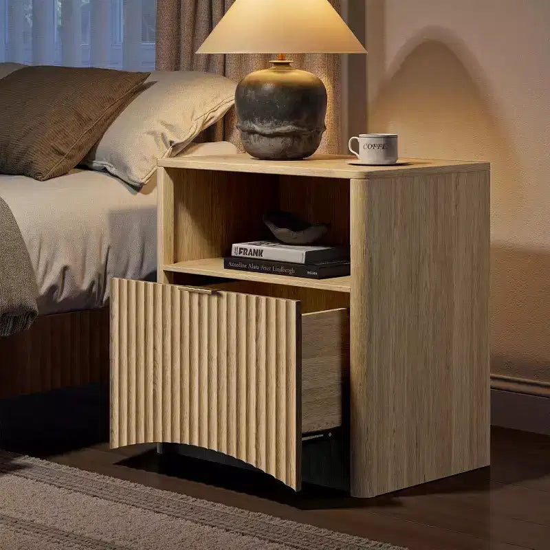 Comodino scanalato in rovere naturale con cassetto e ripiano aperto, 1 pezzo / 2 pezzi