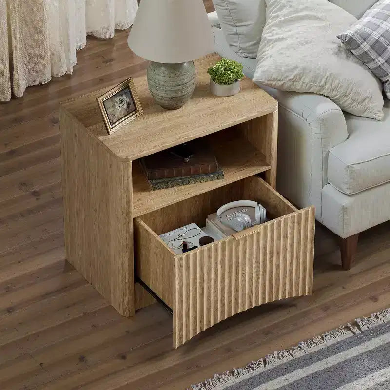Comodino scanalato in rovere naturale con cassetto e ripiano aperto, 1 pezzo / 2 pezzi