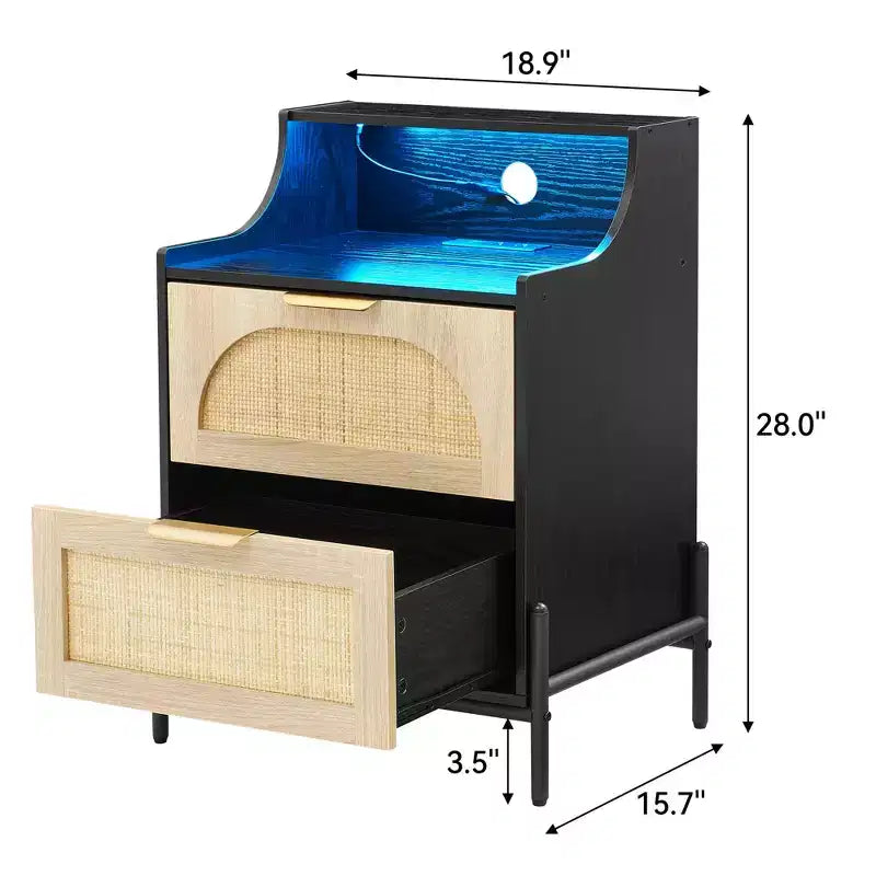 Comodino matrimoniale in legno nero e rattan con stazione di ricarica e luci LED