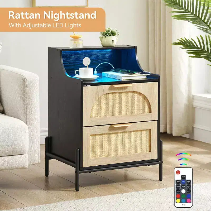 Comodino matrimoniale in legno nero e rattan con stazione di ricarica e luci LED