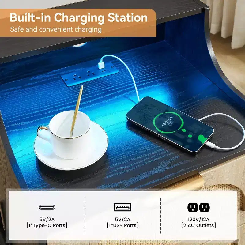 Comodino matrimoniale in legno nero e rattan con stazione di ricarica e luci LED