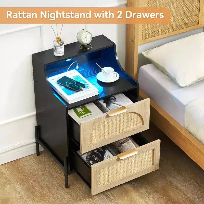 Comodino matrimoniale in legno nero e rattan con stazione di ricarica e luci LED