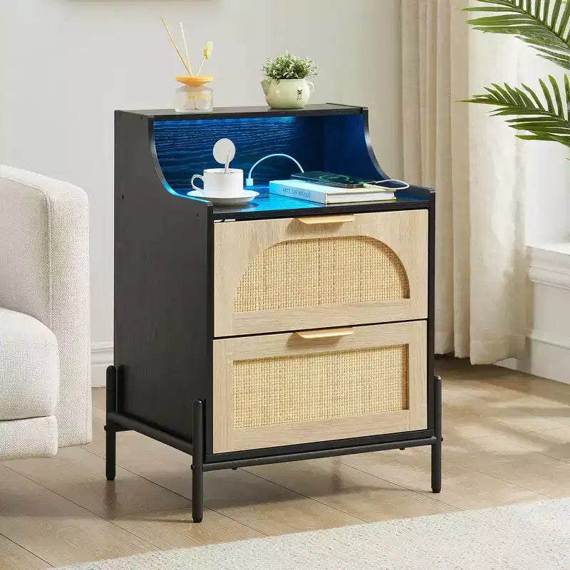 Comodino matrimoniale in legno nero e rattan con stazione di ricarica e luci LED