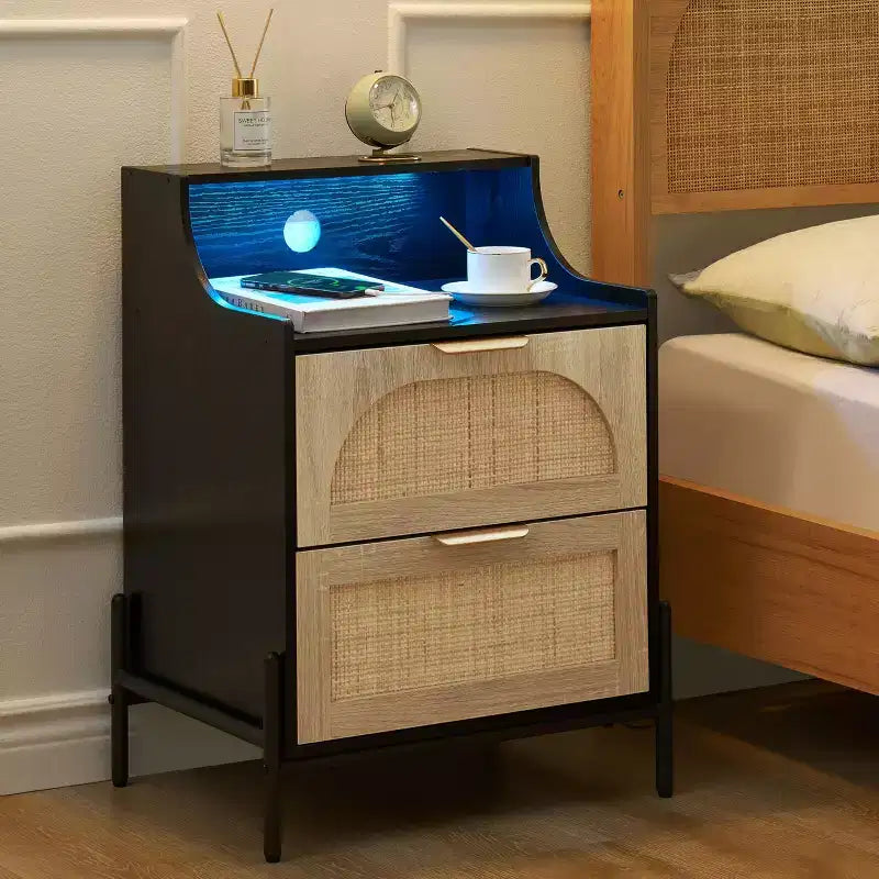 Comodino matrimoniale in legno nero e rattan con stazione di ricarica e luci LED